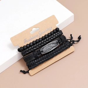 Détail d'un lot de 4 bracelets en cuir noir faits main avec perles et plume argentée