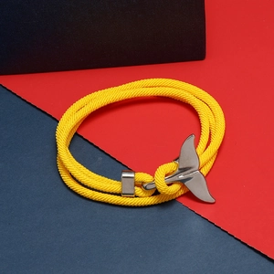 Vista dettagliata del bracciale in corda intrecciata gialla con ciondolo a balena