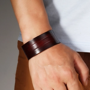 Bracelet manchette en cuir marron vintage pour homme avec détails de rainures doubles