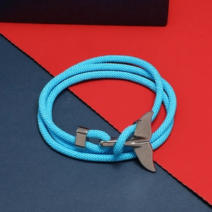 Dettaglio del bracciale nautico intrecciato blu cielo con ciondolo a coda di balena argento