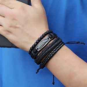 Set de 4 bracelets pour hommes en cuir tressé noir avec aile argentée et perles mates