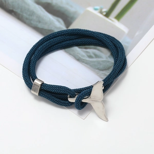 Dettaglio del bracciale in corda intrecciata blu con chiusura a ciondolo a coda di balena