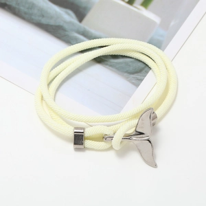 Dettaglio del bracciale in corda intrecciata crema con chiusura a coda di balena