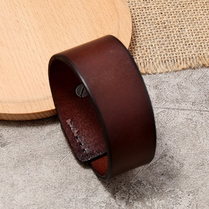 Vue détaillée d'un bracelet large en cuir véritable marron avec finition vintage et clous