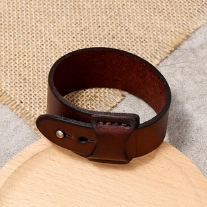Bracelet manchette large en cuir marron foncé vintage avec rivets et couture à la main