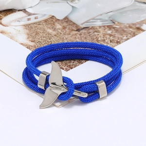 Dettaglio del bracciale intrecciato blu reale con chiusura a coda di balena in argento