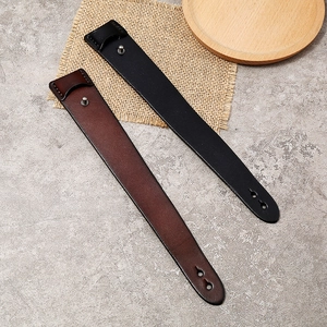 Gros plan de bracelets en cuir de style sangle de guitare rétro en marron et noir à rivets