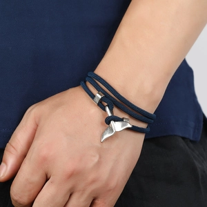 Bracciale nautico fatto a mano in corda intrecciata con ciondolo a coda di balena argentato