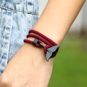 Primo piano del bracciale intrecciato rosso vino con chiusura a coda di balena stile outdoor