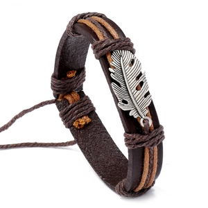 Vintage geflochtenes Lederarmband für Herren mit mehrlagigen Riemen und Silberfederanhänger