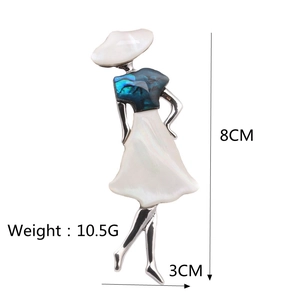 Detailansicht der handgefertigten Brosche mit Maßen 8cm Höhe und 3cm Breite