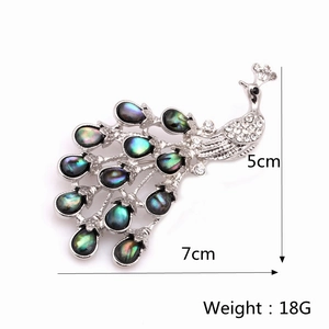 Détail d'une broche paon avec plumes en nacre d'abalone, dimensions de 7cm par 5cm