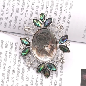 Nahaufnahme einer Vintage-Ovale-Gemme-Brosche mit Perlmutt und Kristalldetails
