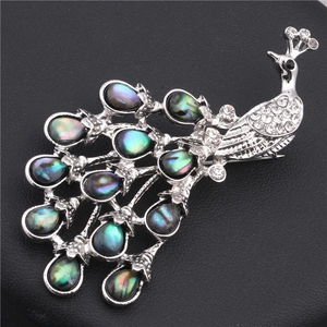 Magnifique broche paon avec plumes en nacre d'abalone et cristaux brillants sertis sur métal