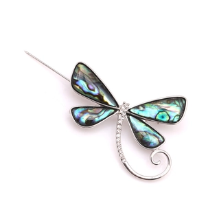 Détail de la broche libellule avec ailes en nacre d'abalone et strass blancs scintillants