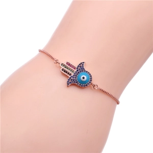 Détail du bracelet main de Fatma or rose avec zircons colorés et œil protecteur