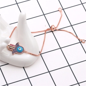 Détail du bracelet main de Fatma en or rose avec œil bleu et pierres en zircone colorées