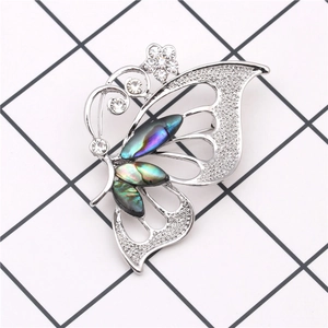 Détails de la broche papillon argentée ornée de nacre d'abalone et de cristaux brillants