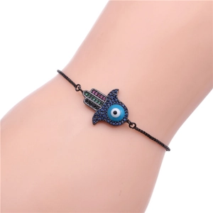 Gros plan du bracelet main de Hamsa avec perles mauvais œil et pierres micro-incrustées