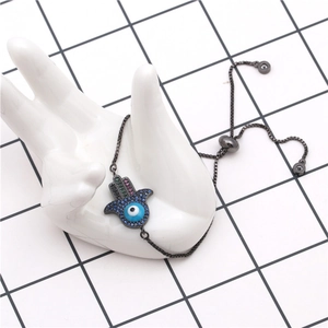 Détail du pendentif Main de Fatma avec zircons colorés et chaîne réglable en finition noire