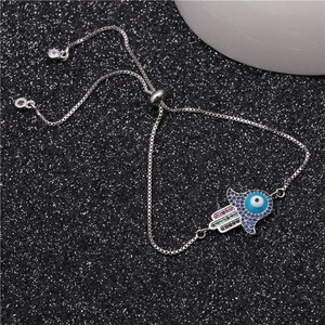 Détail du bracelet Main de Fatma avec zircons colorés et breloque œil bleu maléfique
