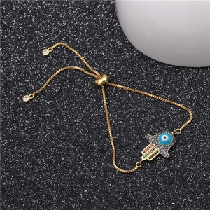 Gros plan détaillé du bracelet Hamsa doré ajustable orné de pierres fines colorées