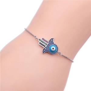 Détail du bracelet main de Fatima ajustable avec œil protecteur en zircons multicolores