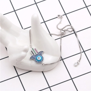 Vue détaillée du bracelet Main de Fatma avec zircons colorés et fermoir coulissant réglable