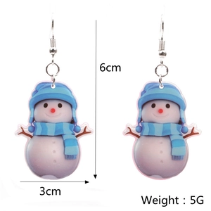 Vue détaillée des boucles d'oreilles bonhomme de neige en acrylique de 6 cm sur 3 cm