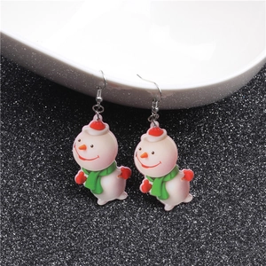 Détail des boucles d'oreilles bonhomme de neige en acrylique avec bonnet rouge et écharpe