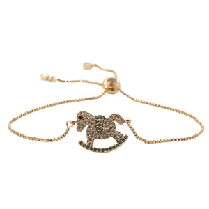Detalle de pulsera de cadena de caja dorada con colgante de caballito de madera y cierre ajustable