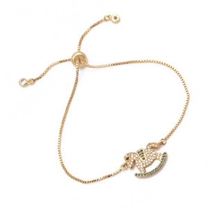 Detalle de pulsera ajustable de cadena box con colgante de caballo balancín brillante