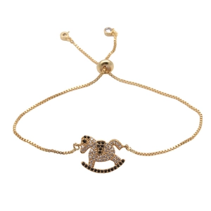 Detalle de colgante de caballo troyano dorado con circonitas sobre cadena ajustable fina