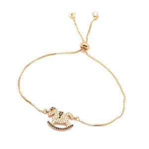 Detalle de la pulsera ajustable de oro con un colgante de caballo balancín brillante