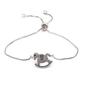 Detalle de una pulsera ajustable de plata con caballo balancín y circonitas brillantes