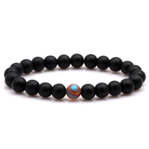 Bracelet en perles de pierre noire mate et malachite de 8mm pour hommes et femmes sur fond blanc