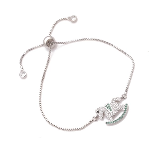 Detalle de la pulsera de caballo ajustable con piedras de circonita blancas y verdes