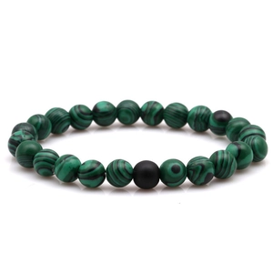 Détail du bracelet de perles en pierre noire mate et malachite verte de 8 mm