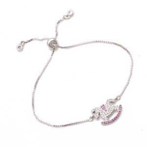 Detalle de pulsera de caballo balancín plateada con circonitas y cierre ajustable de nudo
