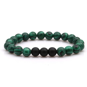 Détail de perles de malachite verte de 8 mm et de pierres noires mates sur bracelet