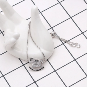 Detalle del colgante de caballo balancín de plata con circonitas y cadena ajustable