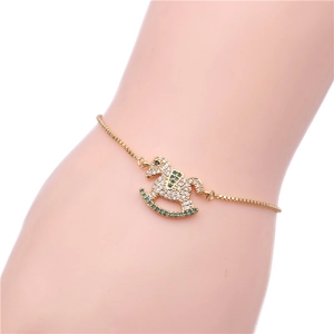 Pulsera de caballo balancín dorada con circonitas cúbicas blancas y verdes brillantes