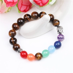 Bracciale Chakra occhio di tigre 10mm con testa di Buddha su espositore a mano