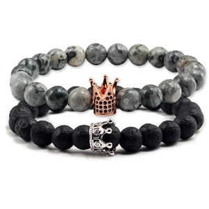 Set di due bracciali in pietra di pino bianco e lava nera con ciondoli a corona