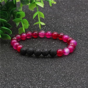 Primer plano del brazalete de cuentas de ágata rosa de 8mm y piedra de lava volcánica