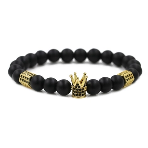 Herren Armband aus 8mm mattschwarzen Perlen mit goldener Krone und Mikro-Zirkonia