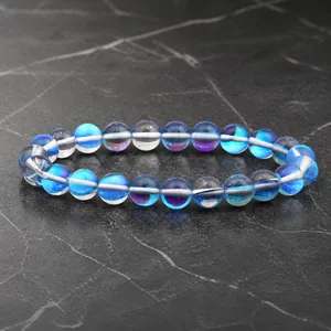 Vue détaillée d'un bracelet en perles de verre pierre de lune à reflets bleus