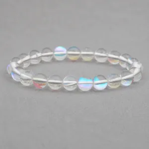 Détail des perles de pierre de lune aux reflets irisés bleus et arc-en-ciel brillants