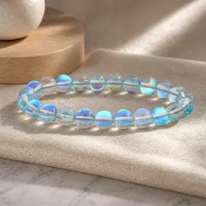 Gros plan d'un bracelet en perles de pierre de lune aux reflets bleus et violets