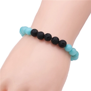 Primer plano de pulsera elástica con piedras de lava negra de 8mm y turquesa